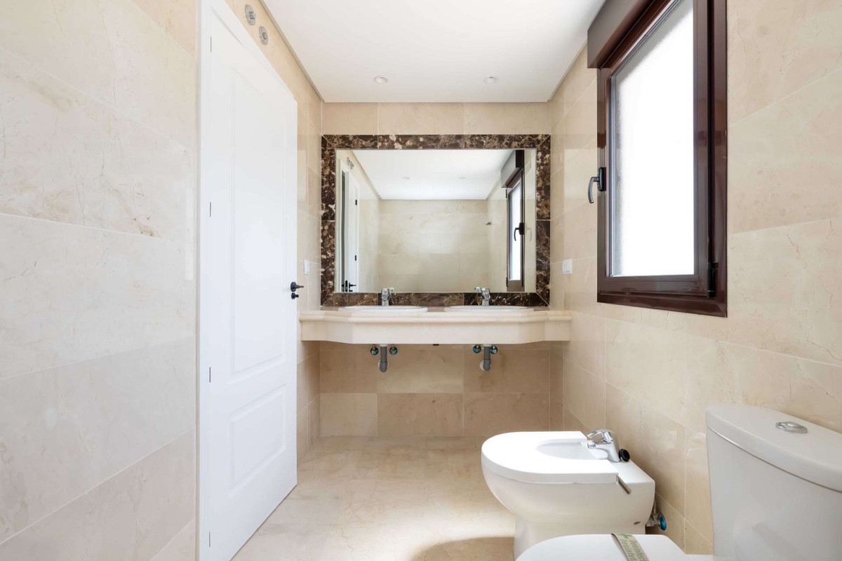 House for sale in Estepona