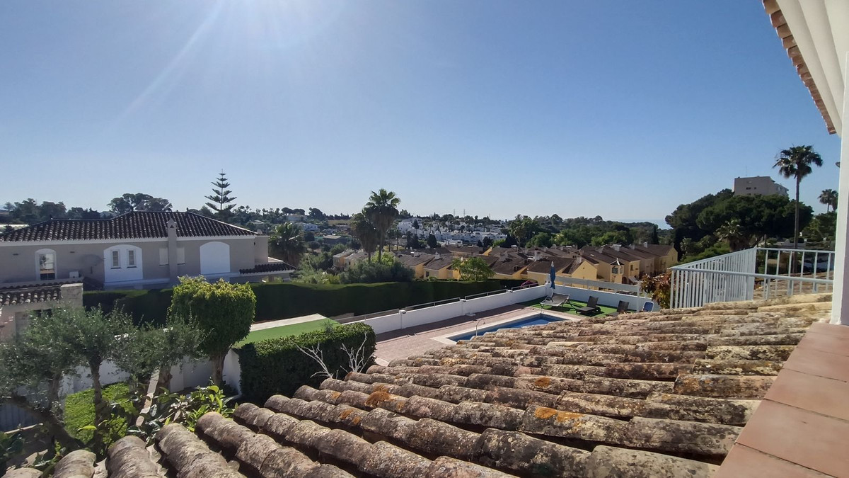 Villa for sale in Estepona