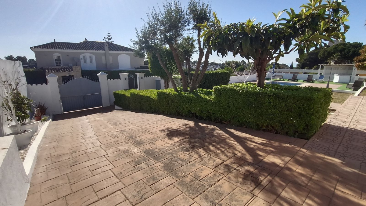 Villa for sale in Estepona