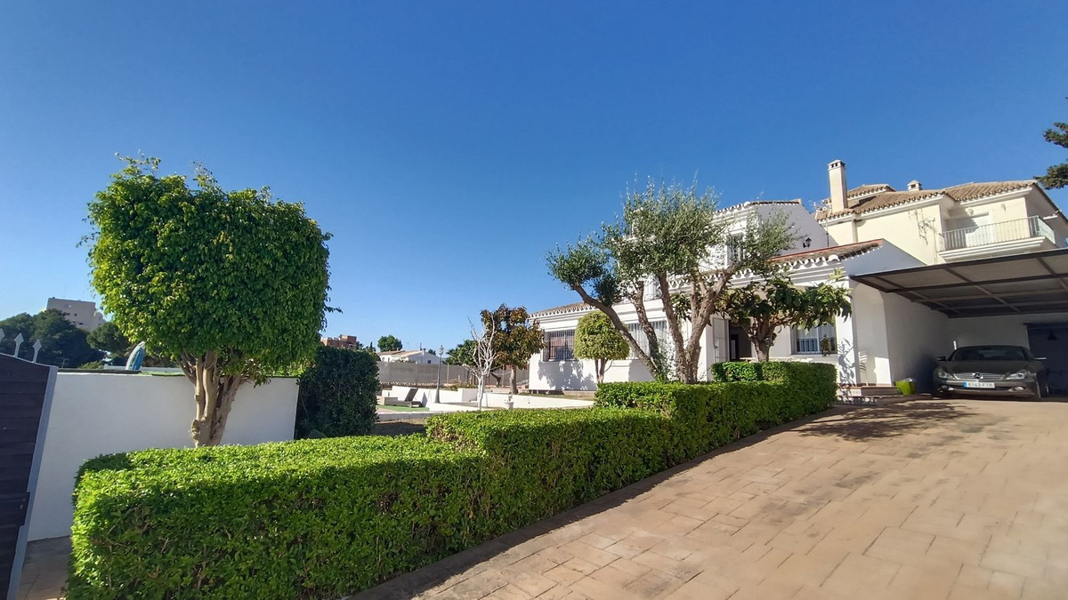 Villa for sale in Estepona