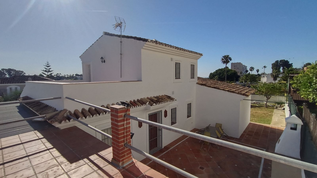 Villa for sale in Estepona
