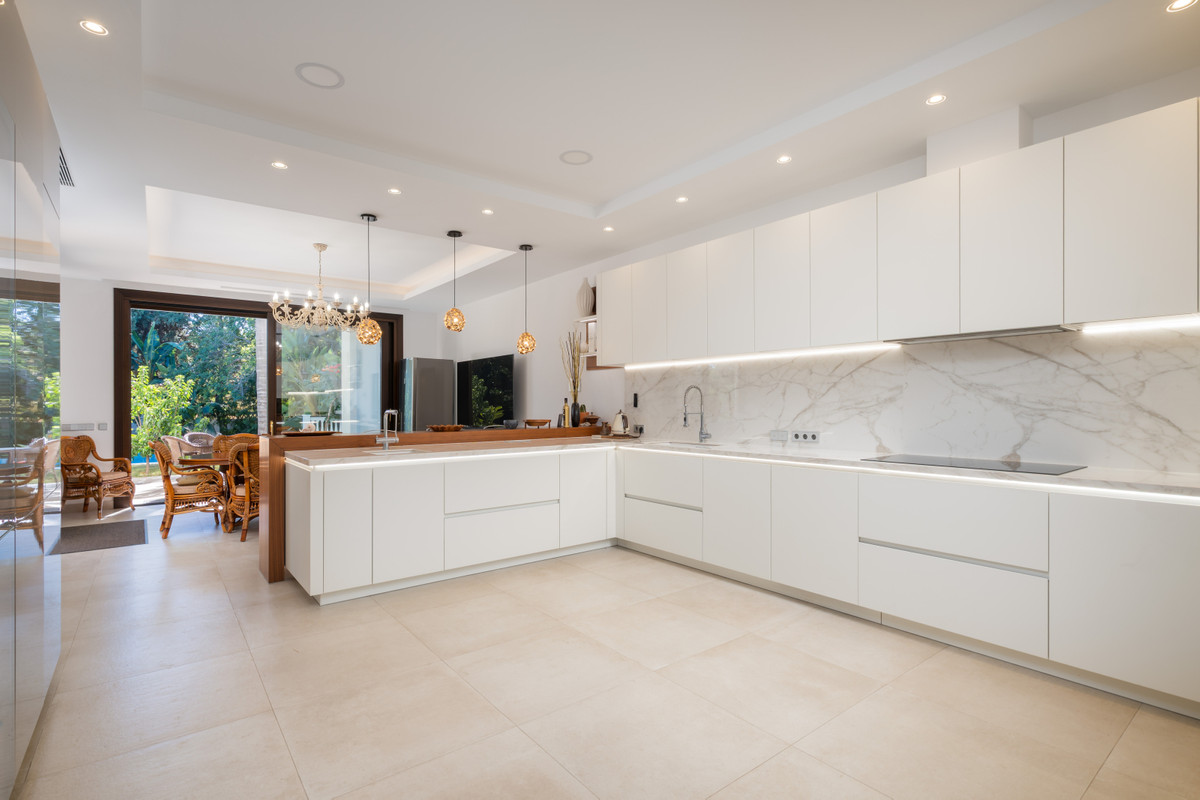 Villa for sale in Estepona