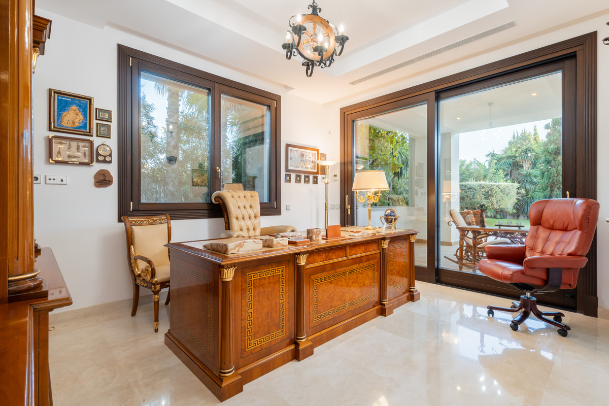 Villa for sale in Estepona