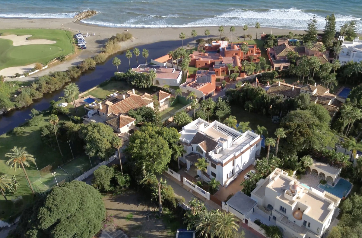 Villa for sale in Estepona