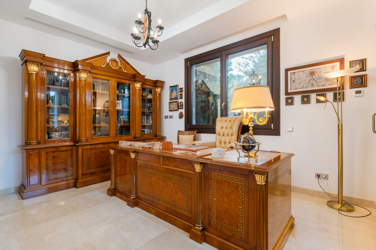 Villa for sale in Estepona