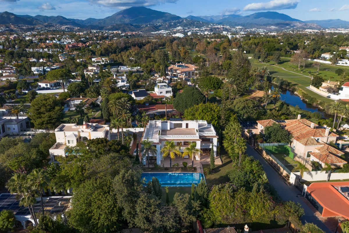 Villa for sale in Estepona