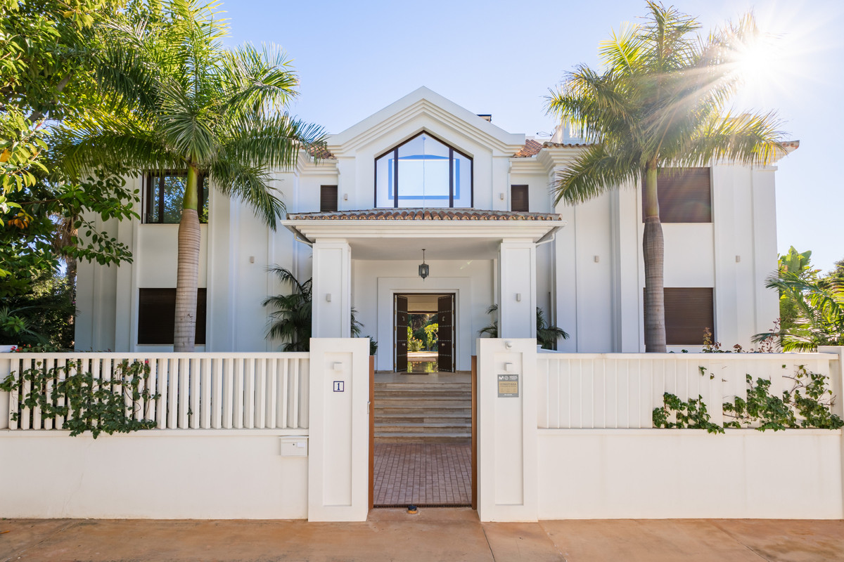 Villa for sale in Estepona