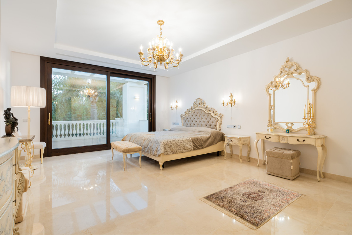Villa for sale in Estepona