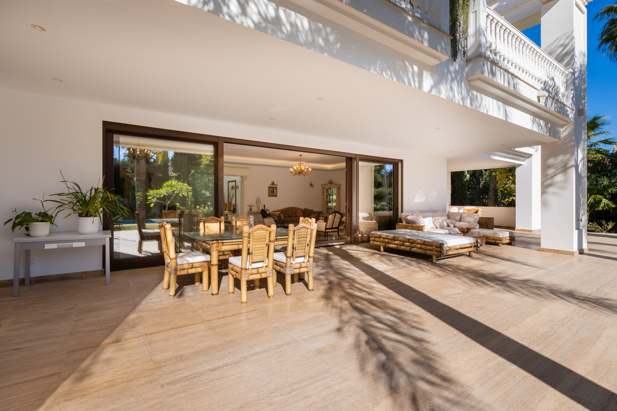 Villa for sale in Estepona