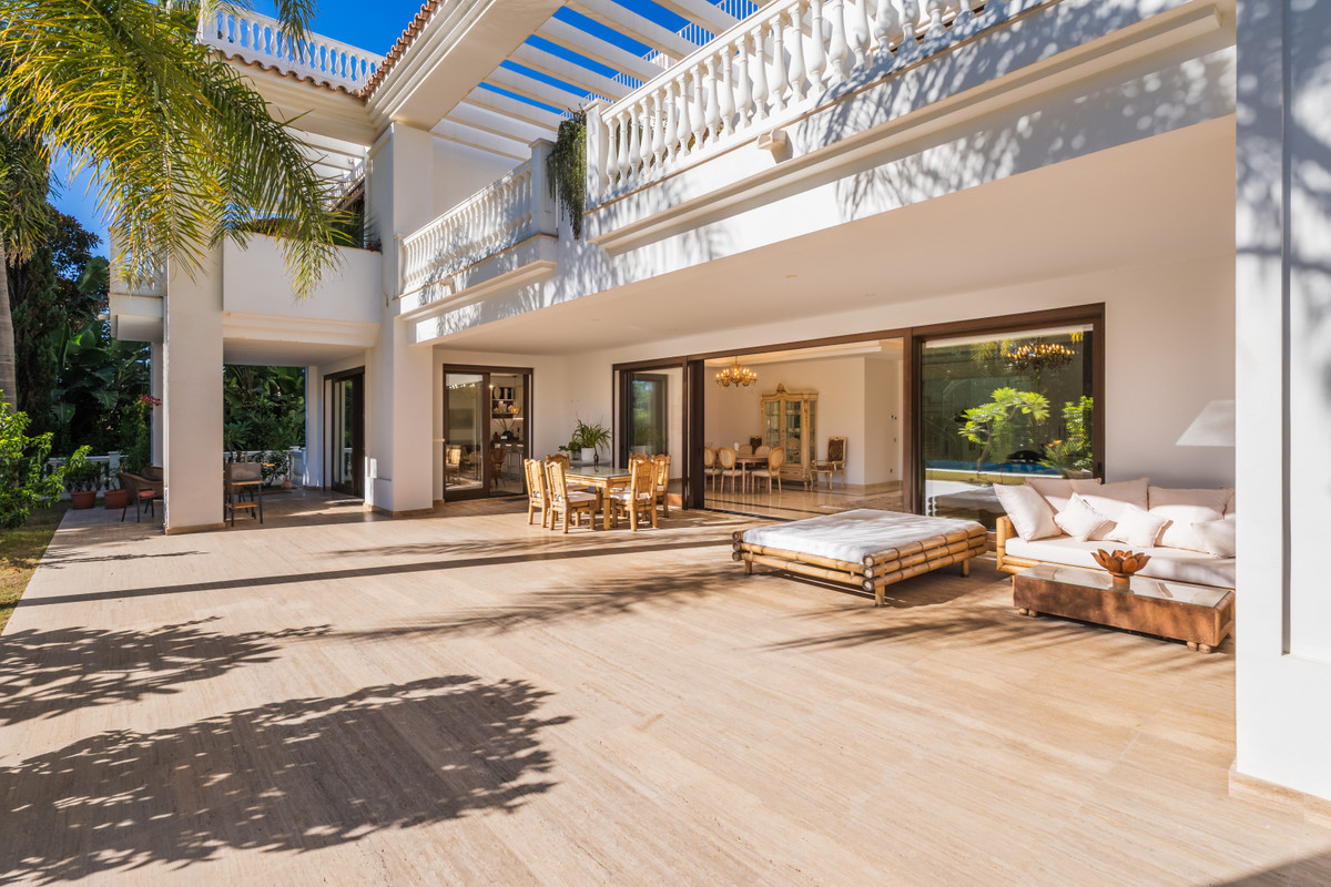 Villa for sale in Estepona