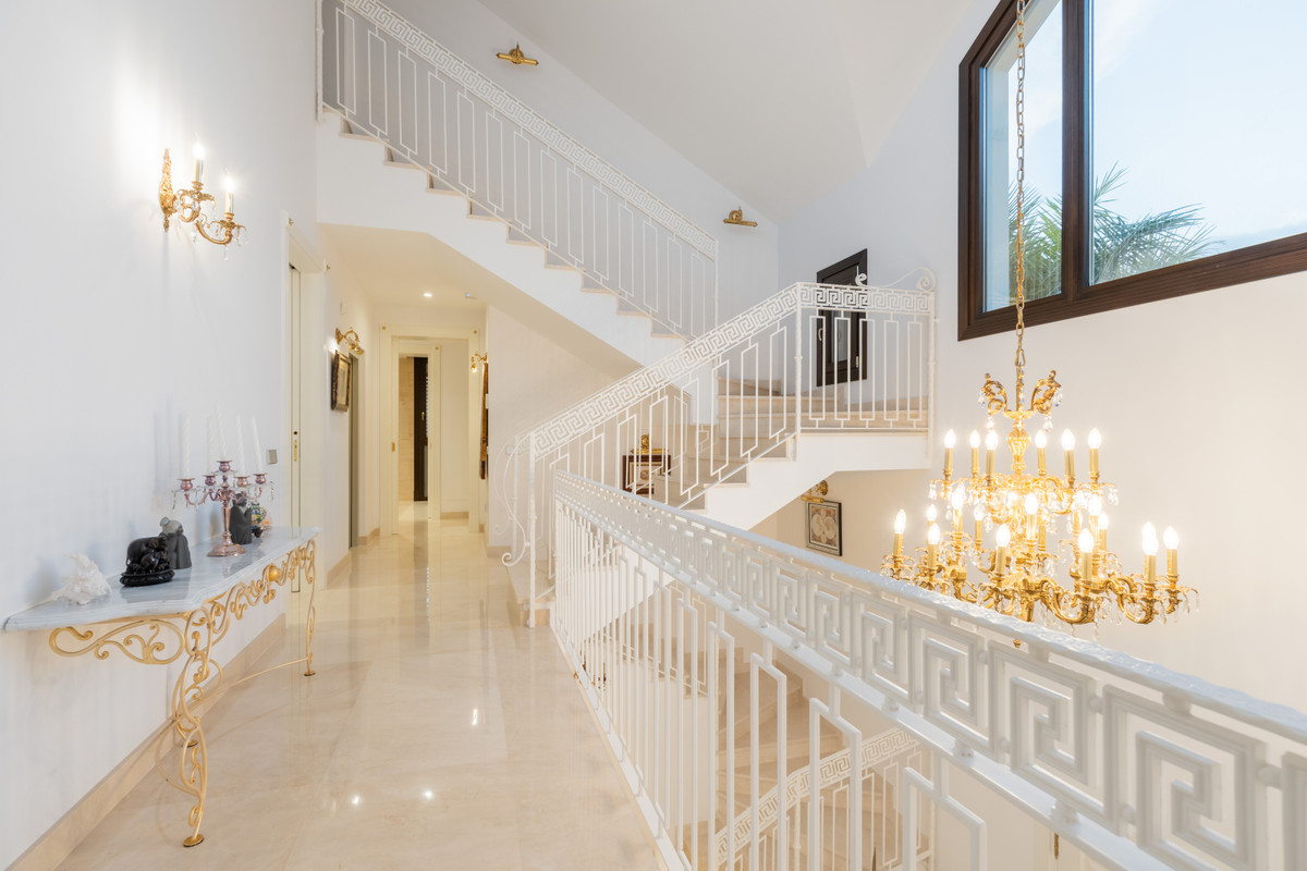 Villa for sale in Estepona