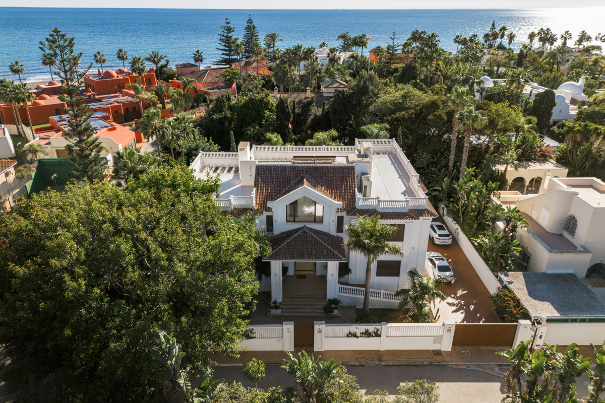 Villa for sale in Estepona