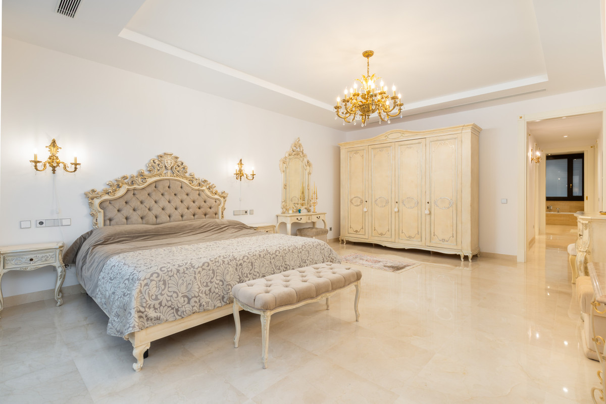 Villa for sale in Estepona