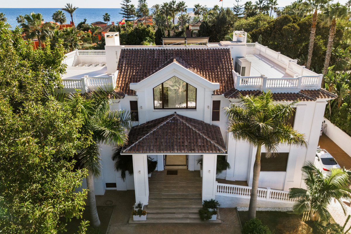 Villa for sale in Estepona