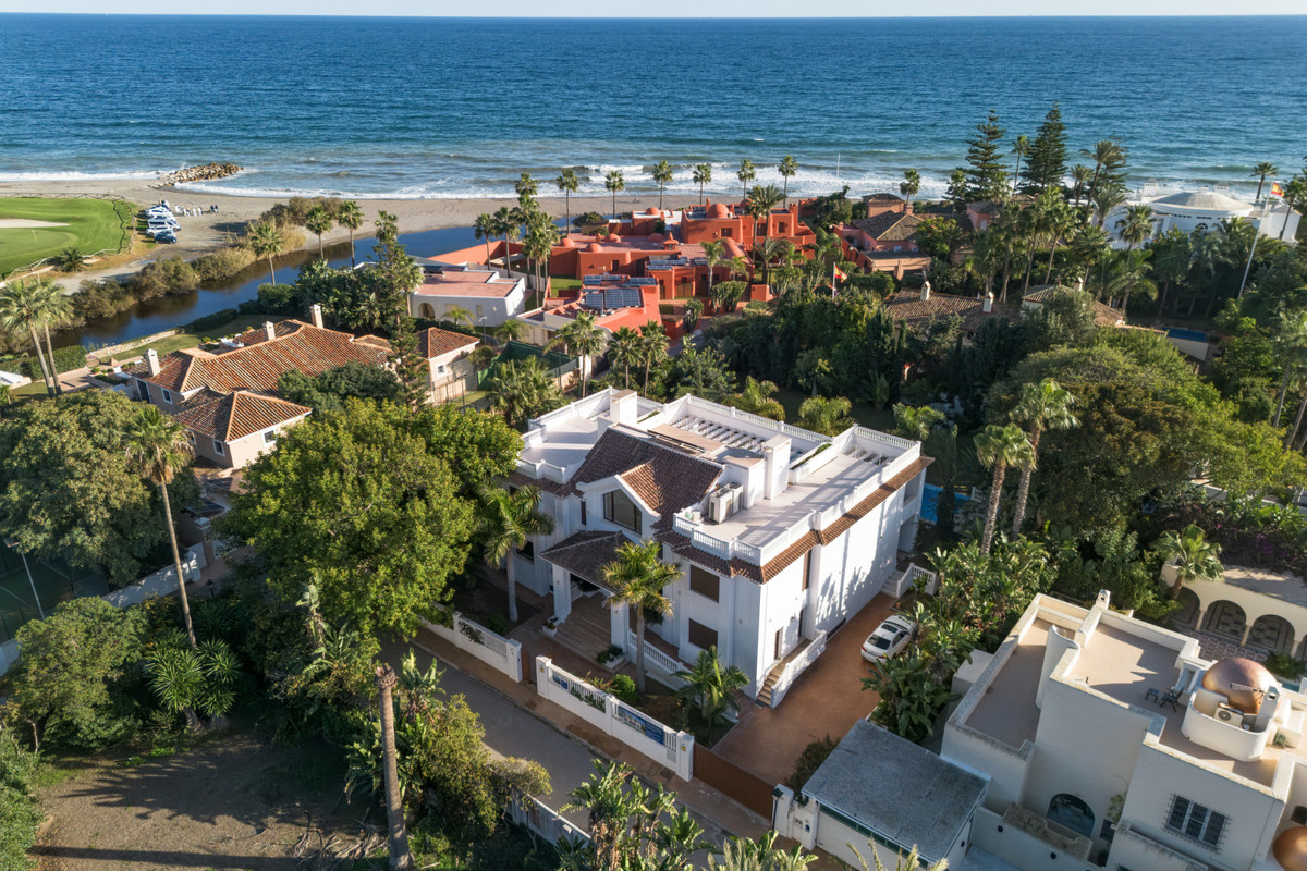 Villa for sale in Estepona