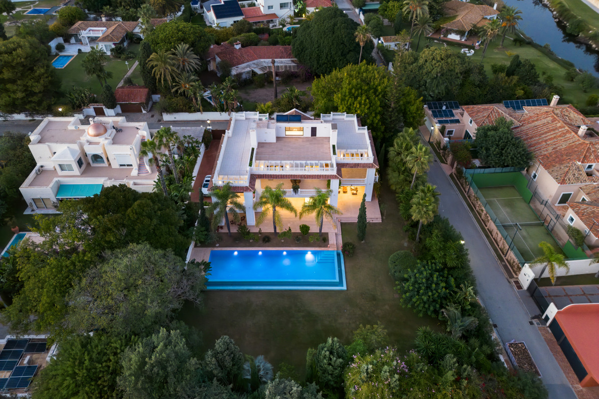 Villa for sale in Estepona